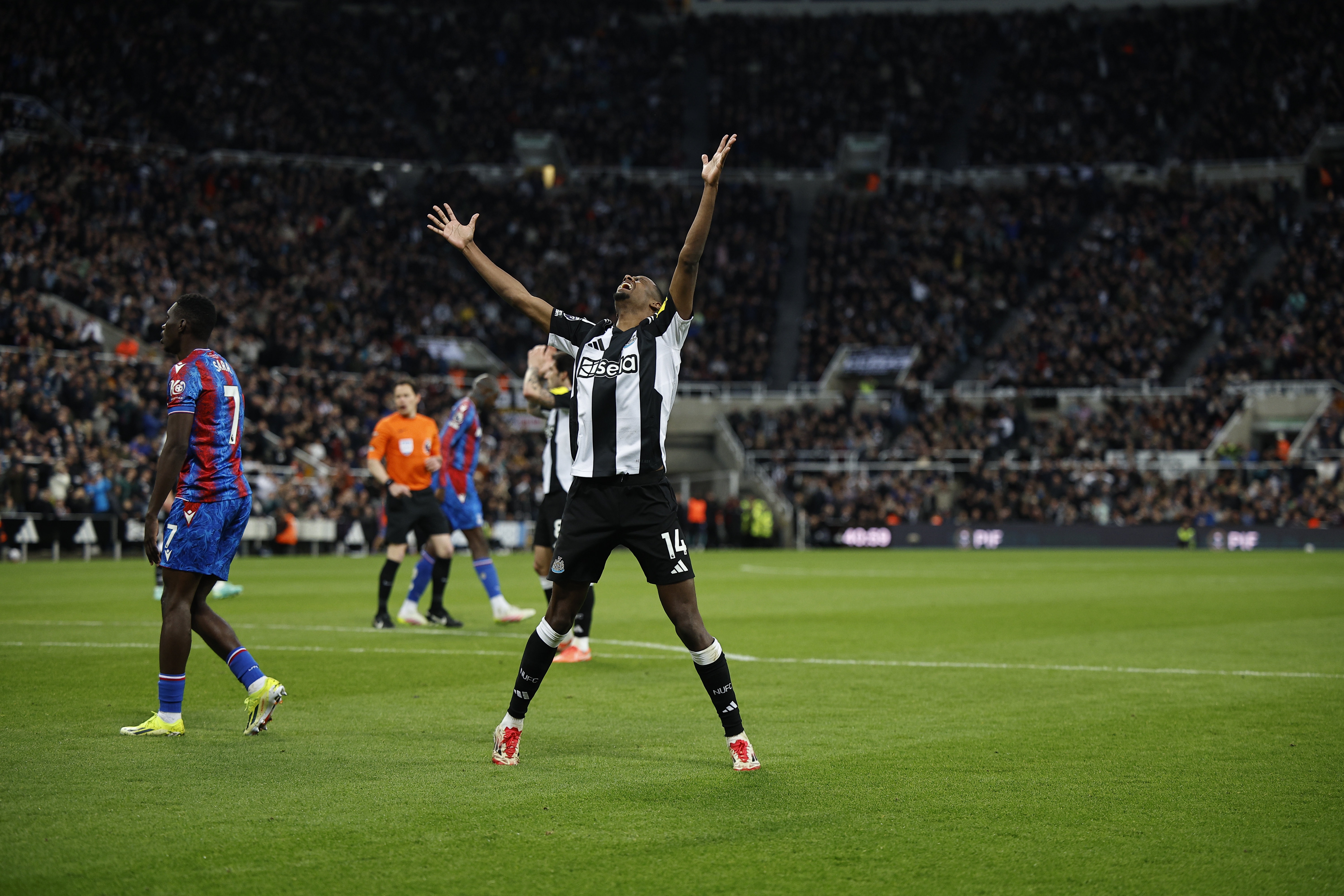 记者：经纪人曾向伊萨克打包票，只要罢训就能强行转会去利物浦