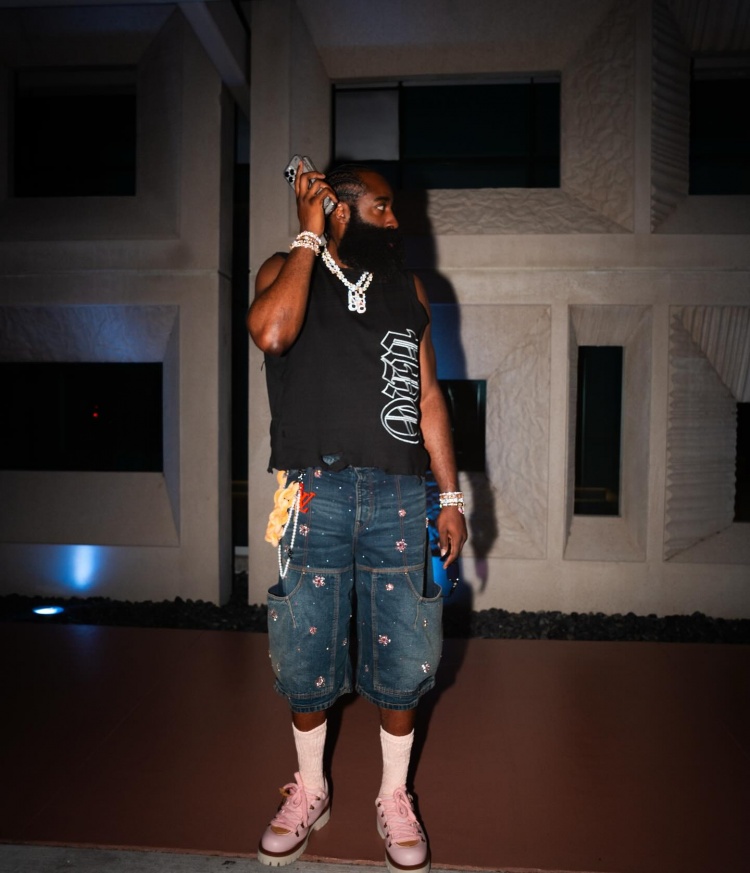 凯发K8手机端、APP下载、流畅界面、智能推荐、高效操作-哈登生日晒照庆生：正值诞辰，自觉犹如传奇人物！