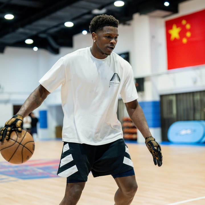 凯发K8手机端、APP下载、流畅界面、智能推荐、高效操作-爱德华兹晒多张照片&amp;和五星红旗合照：以爱为名！