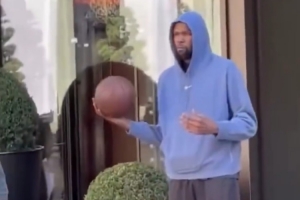 凯发K8手机端、APP下载、流畅界面、智能推荐、高效操作-旅游时也球不离手！杜兰特现身巴黎街头 等待时不忘玩会篮球