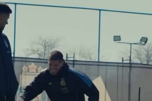 凯发K8手机端、APP下载、流畅界面、智能推荐、高效操作-气氛真好德保罗“恶意”铲翻罗梅罗，小蜘蛛在一旁笑嘻了